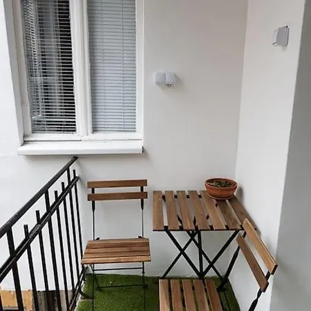 Centrally Located Vintage Flat Apartment *