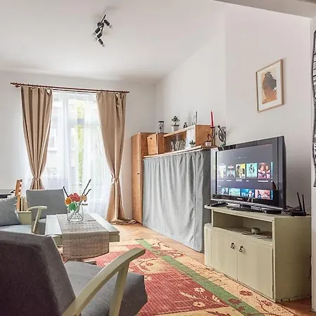 Centrally Located Vintage Flat Apartment *